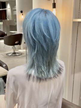 ケリーアン 太田(kelly.un) 透明感ペールカラー / 水色 / ウルフカット / エンドカラー / 裾