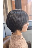 顔周りがつながるショートボブ