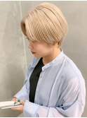 プラチナブロンド、ブロンドベージュ、ハンサムショート