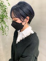 テトヘアー(teto hair) 前下がりショート、耳かけショート、ネイビーカラー、ブリーチ