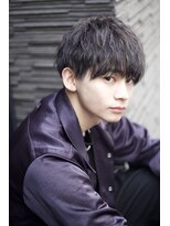 ユーフォリア 渋谷グランデ(Euphoria SHIBUYA GRANDE)&nbsp;フェザーショート 刈り上げセンターパート ホワイトブロンド