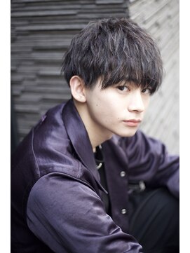 ユーフォリア 渋谷グランデ(Euphoria SHIBUYA GRANDE) フェザーショート 刈り上げセンターパート ホワイトブロンド