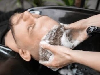 ティーズ バーバー T's BARBERの写真/頭皮の悩みにアプローチするヘッドスパで血行促進◎極上のひと時で日頃の疲れを癒しながらお悩み解決へ…