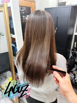 ナチュラルで上質な艶ストレートロング