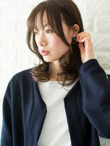 顔周りに季節を取り入れることで気分も上がる。くびれセミディー