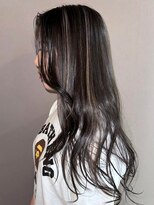 シエスタ(SIESTA)&nbsp;ハイライトカラー　ロングヘア　グレージュ　アッシュカラー