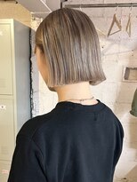 イル(iru)&nbsp;ハイトーンボブ　ベージュカラー