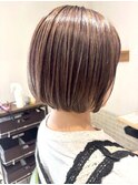 ショートボブ×白髪ぼかしハイライト