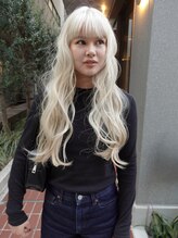 ハイトーンでも柔らかい。ケアブリーチで抜け感&色っぽカラー