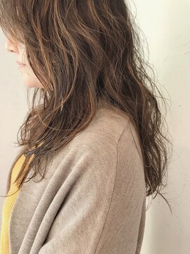 マニフィコ(magnifico) 柔らかな抜け感のあるパーマスタイル