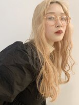 イル(ill)&nbsp;ブロンドヘア　ロング　コテ巻き　ホワイトブロンド