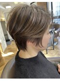 立体感カラーで魅せる大人の軽やかショート