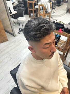 ヘアー ラボ エムツー(hair lab m2) 白髪ぼかしメッシュ×フェードショート｜メンズハイライト