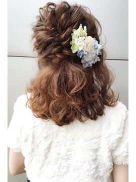 クラウン ヘアー(CLOWN hair) フィッシュボーン編みのハーフアップ