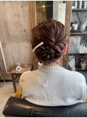 ルーズなねじりのアップスタイル