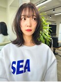 シルエットにこだわったミディアムレイヤーヘア