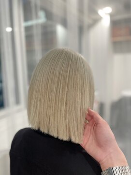 カラ ヘアーサロン(Kala Hair Salon) ホワイト/ブロンド/ボブ/20代