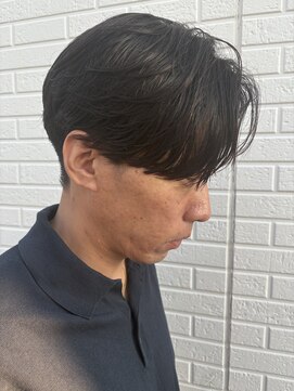 ヒュイル バイ ニアウ(Hwyl by Niau) メンズマッシュセンターパートスパイラルパーマニュアンスパーマ