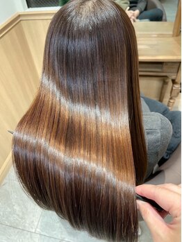 シンクビューティービースト 元町店(sync beauty:beast)の写真/[圧倒的満足感]縮毛矯正の常識を覆す!髪質やダメージに合わせて薬剤を選定。自然な仕上がりのストレートに!