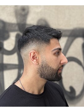 ノイセル 西本町(Noisyle) 大人短髪サイドパートフェードバーバー七三スタイル