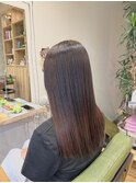 やわらかく自然にまとまる、ダメージレスな艶ストレート