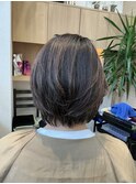 カットはショートレイヤースタイル カラーはナチュラルブラウン