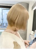 ハイトーンベージュ.ペールベージュ.前下がりボブ.くびれボブ