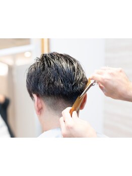 【東京駅直結】髪の硬さ・クセの強弱・頭の形など、丁寧なカウンセリングから導かれる計算されたデザイン。