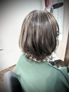話題の白髪ぼかしでオシャレ度UP！白髪を活かして360度どこから見ても自然なスタイルに♪