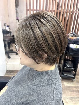 ハーツ(Heart's) 40代50代60代/脱白髪染め白髪ぼかしハイライト/ショートボブ