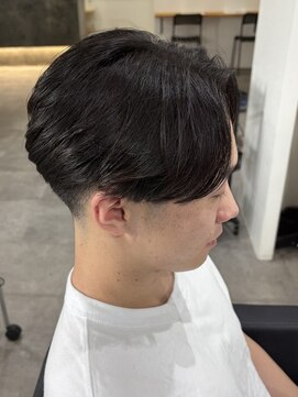 ヒュイル バイ ニアウ(Hwyl by Niau) メンズカットパーマセンターパートニュアンスパーマ刈り上げ