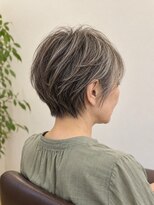 aptas 青山/表参道 白髪染め/白髪ぼかしハイライト/ボリュームアップエクステ&nbsp;表参道/青山/グレイの毛流れを楽しむショート