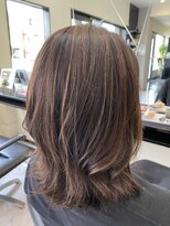 レヴィア(Revia)&nbsp;グレーカラーアレンジ　グレージュ系ハイライト