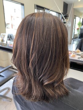 レヴィア(Revia) グレーカラーアレンジ　グレージュ系ハイライト