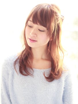 クィーンズガーデンバイケーツーギンザ(QUEEN’S GARDEN by K two GINZA) [K-two銀座]ゆるふわ愛されミディ夏のヘアアレンジ