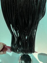 内部にしっかり栄養を吸収させたら、次に外部を徹底的に補修。見た目の美しい髪の毛が完成します。