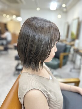 ロア(lore) ほんのり外ハネ透明感たっぷりアイスグレージュ