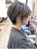 ショート 耳掛けショートヘアハイライトカラー30代40代50代60代