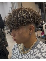 イーラ アメ村店(era)&nbsp;バロックパーマ　ツイストスパイラル眉カットメンズパーマ