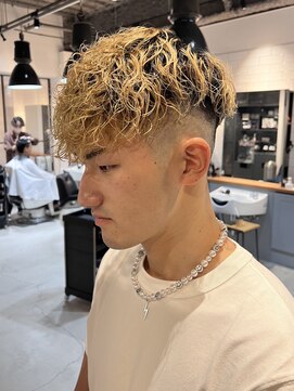 フリーク バーバーショップ 都島店(FREAK BARBER SHOP) 波巻きスペインカールフェードブリーチパーマ