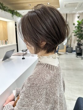 ステア ケース(stair case) 大人白髪ぼかし前下がりショートボブ耳かけハイライト