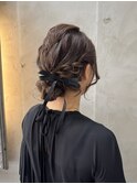 低めシニヨンで大人の可愛さをプラス