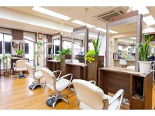 ラループ ヘアデザイン(la Loop Hair Design)の雰囲気（木のぬくもりに囲まれた落ち着きのある店内です。）