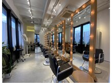 THE HAIR Ageoの雰囲気（明るい店内パーテーションを設置お客様の目線が気になりません）