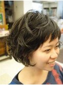 重軽ボブのまあるいラインのポップなパーマ。