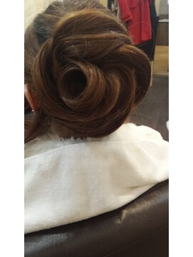 ヘアセットアンドエクステンションショールーム(SHOW ROOM) シニヨンでお花