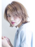 外ハネフェザーミディ×ヌードベージュ