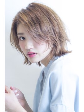 アミィヘアー(Ami Hair) 外ハネフェザーミディ×ヌードベージュ