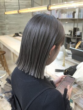 ヲタク(wotaku.) グレー切りっぱなしダブルカラーブリーチハイトーン前髪カット