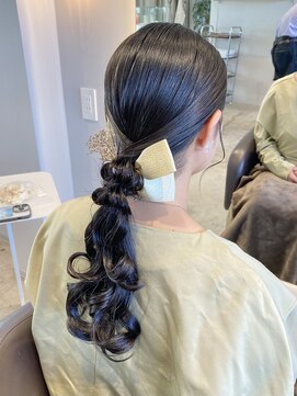 ケリーアン 太田(kelly.un) お呼ばれヘアセット / タイトアレンジ / 編みおろし /ローポニー